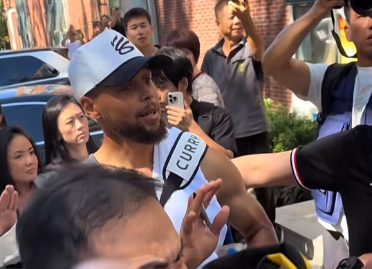 库里互动签名时罕见生气连续要求球迷退后!无奈秩序混乱只能离开 库里互动签名时罕见生气连续要求球迷退后!无奈秩序混乱只能离开
