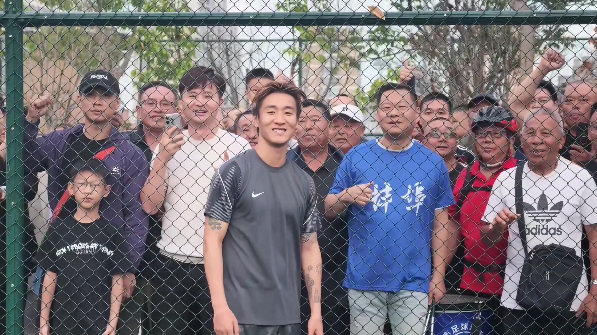 为家乡加油!韦世豪来到徽青赛现场,与球迷合影并为蚌埠队助威