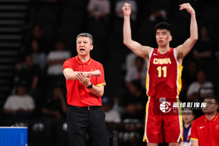 媒体人:郭士强在场边指挥真有激情 攻防两端的提醒也确实很到位 媒体人:郭士强在场边指挥真有激情 攻防两端的提醒也确实很到位