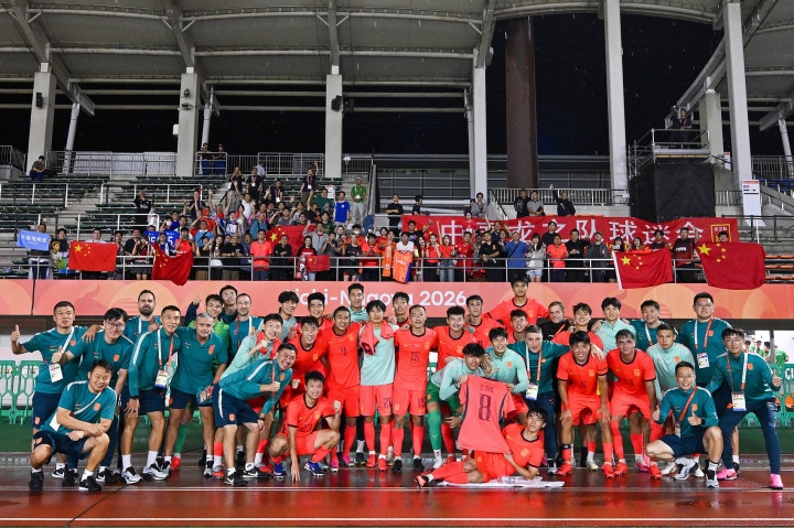 与你同在!U23国足赛后大合影举起了因伤缺席的李镇全的球衣 与你同在!U23国足赛后大合影举起了因伤缺席的李镇全的球衣