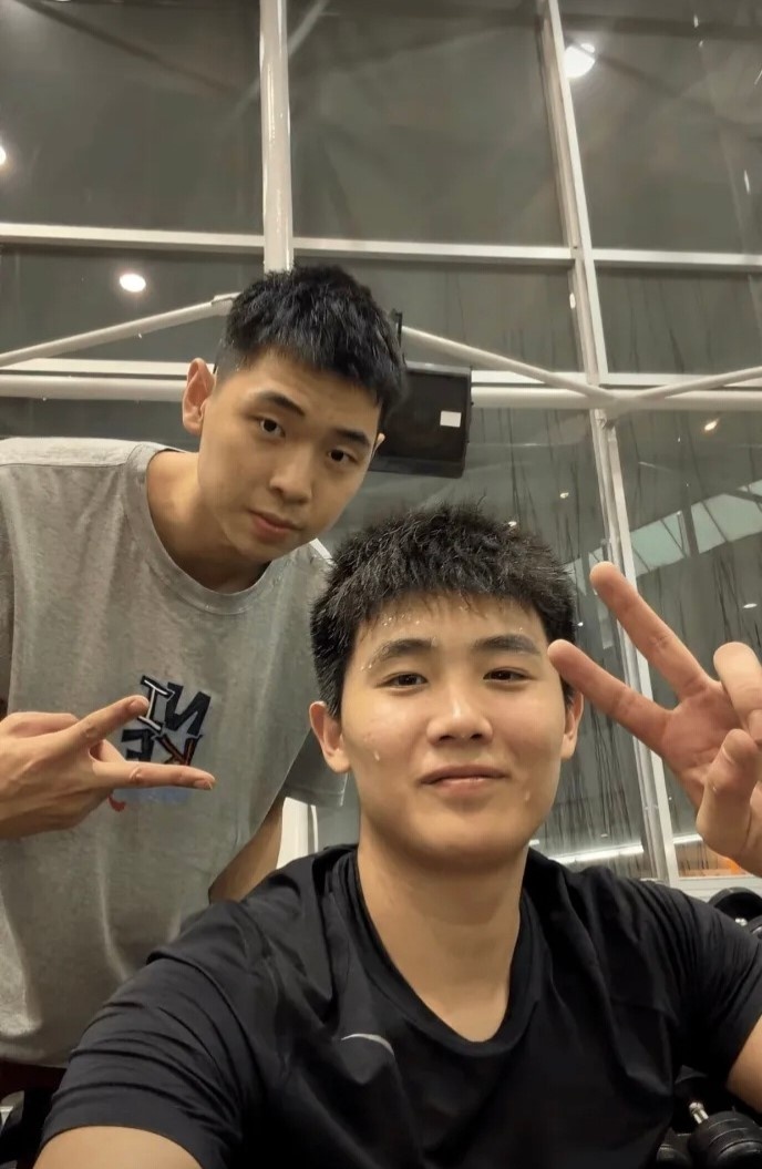 李悦洲晒出与胡明轩、崔永熙在健身房训练照：进步不能停！💪