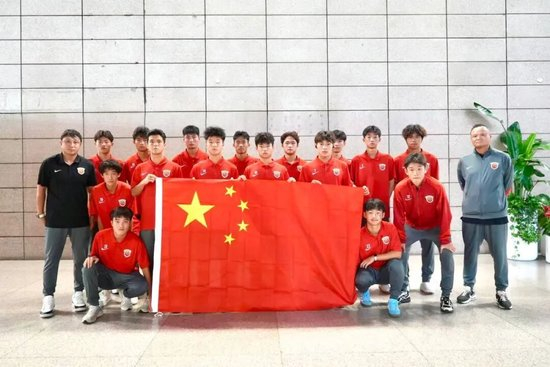 上海海港U17出征法国欧塞尔 武磊送上留洋寄语 上海海港U17出征法国欧塞尔 武磊送上留洋寄语