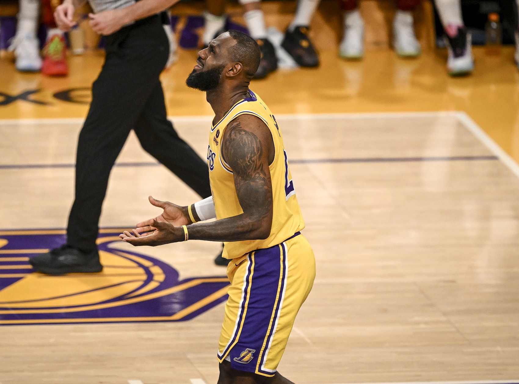 夸梅:NBA包庇老詹走步纯粹是造星 换我这么走早主动把球给对面了 夸梅:NBA包庇老詹走步纯粹是造星 换我这么走早主动把球给对面了